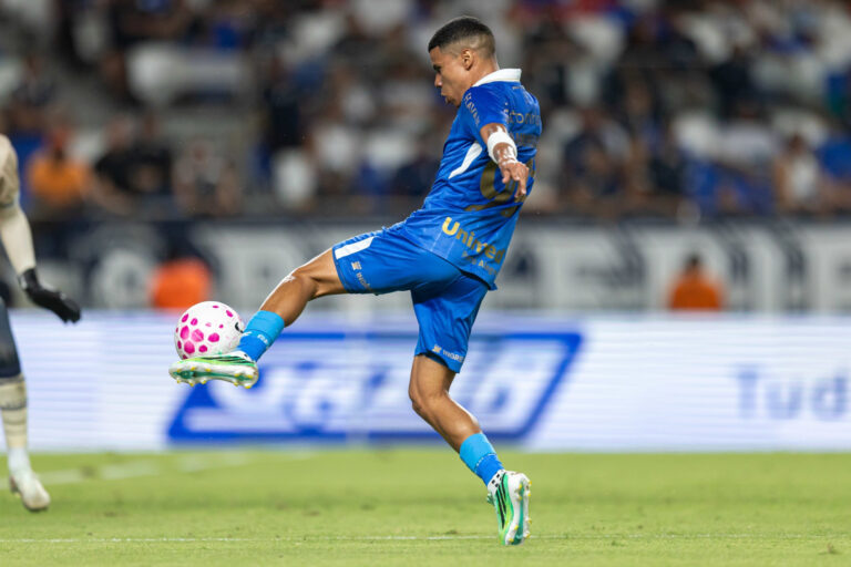 Enamorado perde gol e Grêmio empata por 1 a 1 com o Remo