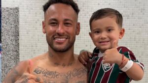 Filho de Igor Rabello recebe camisa autografada por Neymar no Maracanã