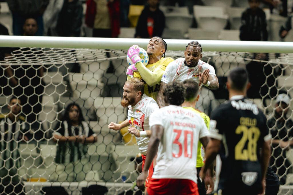Goleiro reserva Everson salva; Bernard garante vitória do Atlético-MG