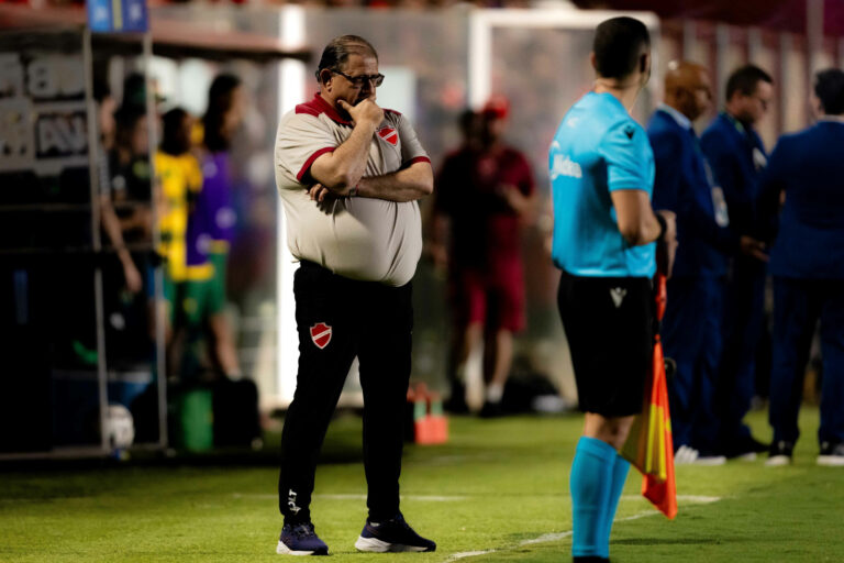 Guto avalia empate do Vila Nova e projeta reta final da Série B