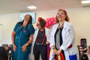 HCS promove ação com pet terapia e palhaços para pacientes no Outubro Rosa