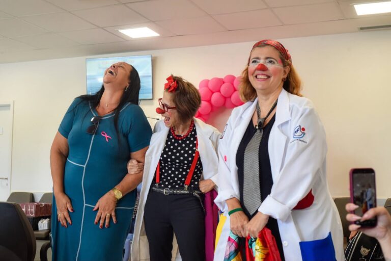 HCS promove ação com pet terapia e palhaços para pacientes no Outubro Rosa