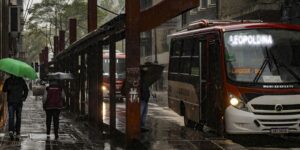 Inmet aponta alerta vermelho no Paraná; chuva atinge todo o país