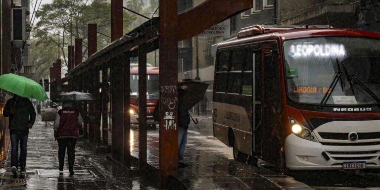 Inmet aponta alerta vermelho no Paraná; chuva atinge todo o país