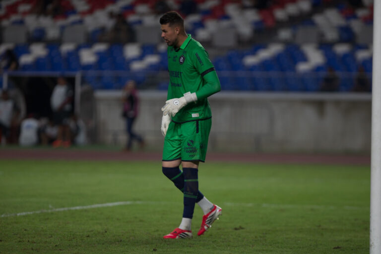 Ivan segura empate do Remo com defesa decisiva