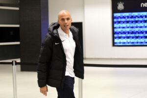 Júlio César assume comando do futebol do Corinthians e estreia contra o Vasco