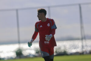 Kauan Jesus estreia pelo Inter e impressiona após entrada por expulsão