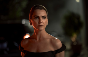 Keri Russell e a filha Willa desfilam alfaiataria desconstruída em Paris