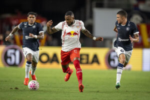 Mancini culpa ansiedade e calor por chances perdidas do Bragantino