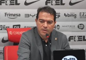 Marcelo Paz lamenta e agradece Fernando Diniz após demissão