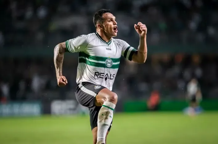 Mikael e Robson encostam nos líderes da artilharia nacional