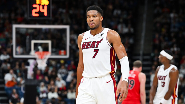 NBA testa bola inteligente e endurece regras de arbitragem
