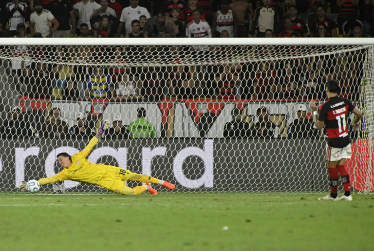 Paquetá erra pênalti, Flamengo cai para o Estudiantes na Libertadores