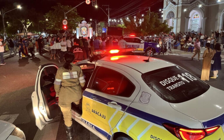 Procissão de Nossa Senhora Aparecida bloqueia ruas de Aracaju nesta segunda