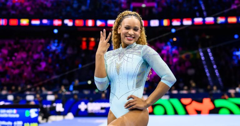 Rebeca Andrade conquista terceiro ouro mundial no salto