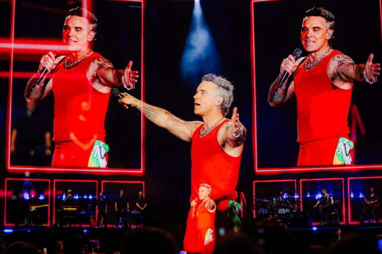 Robbie Williams domina palco com sucessos em show lotado em São Paulo