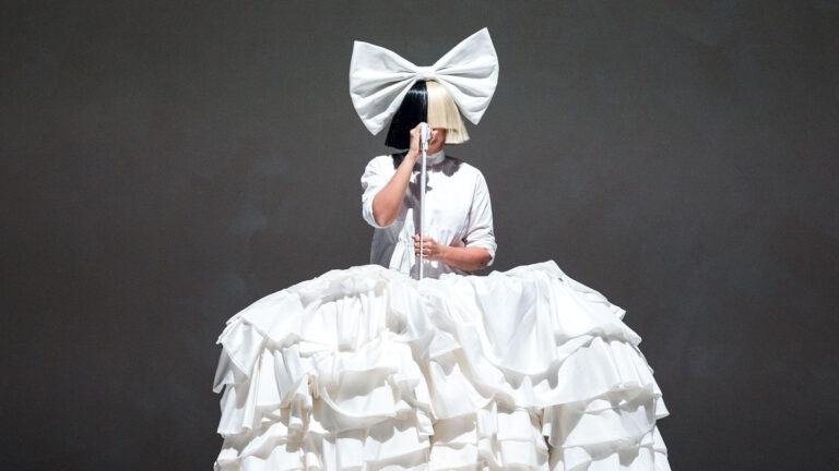 Sia vende metade do catálogo por US$180 mi e prepara show com avatar