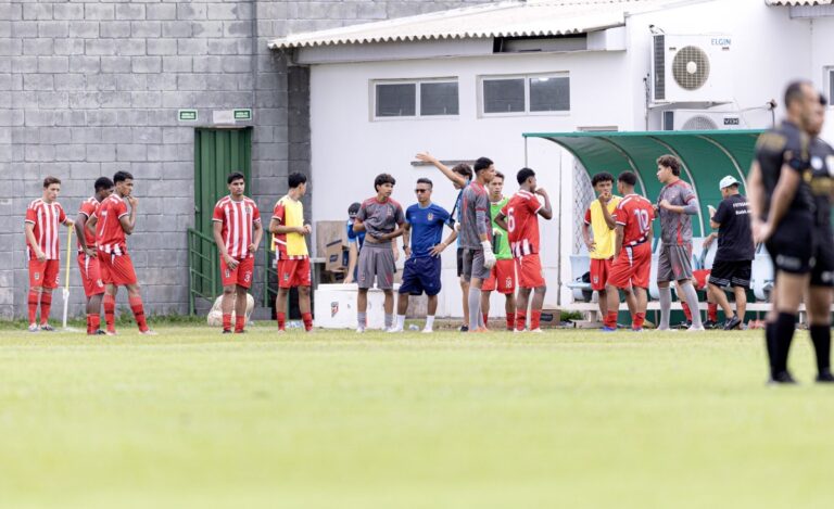 Técnico do Paulistano dá cabeçada, chute e soco em árbitro, diz súmula