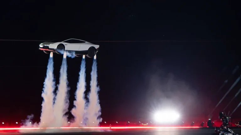 Tesla apresenta Roadster com propulsores a gás e acrobacias aéreas