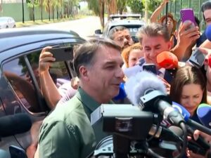 Visita a Jair dá novo fôlego a Flávio Bolsonaro na reta final