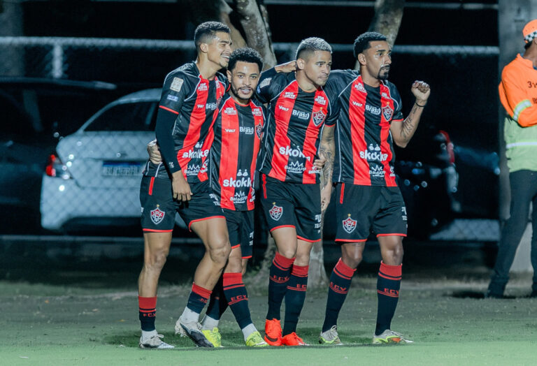 Vitória atropela Chapecoense e aplica 4 a 0 no Barradão