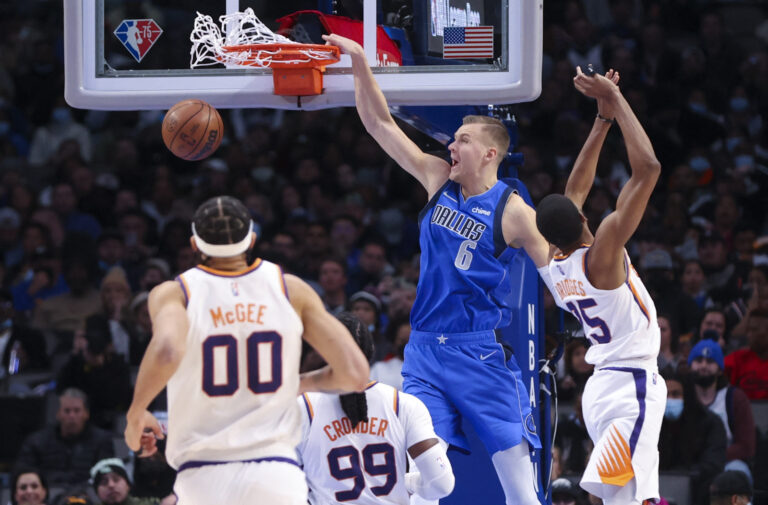 Warriors sondam trocas por Porzingis enquanto pivô avalia aposentadoria