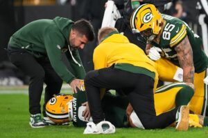 Watson sai de ambulância, volta ao jogo e guia vitória dos Packers