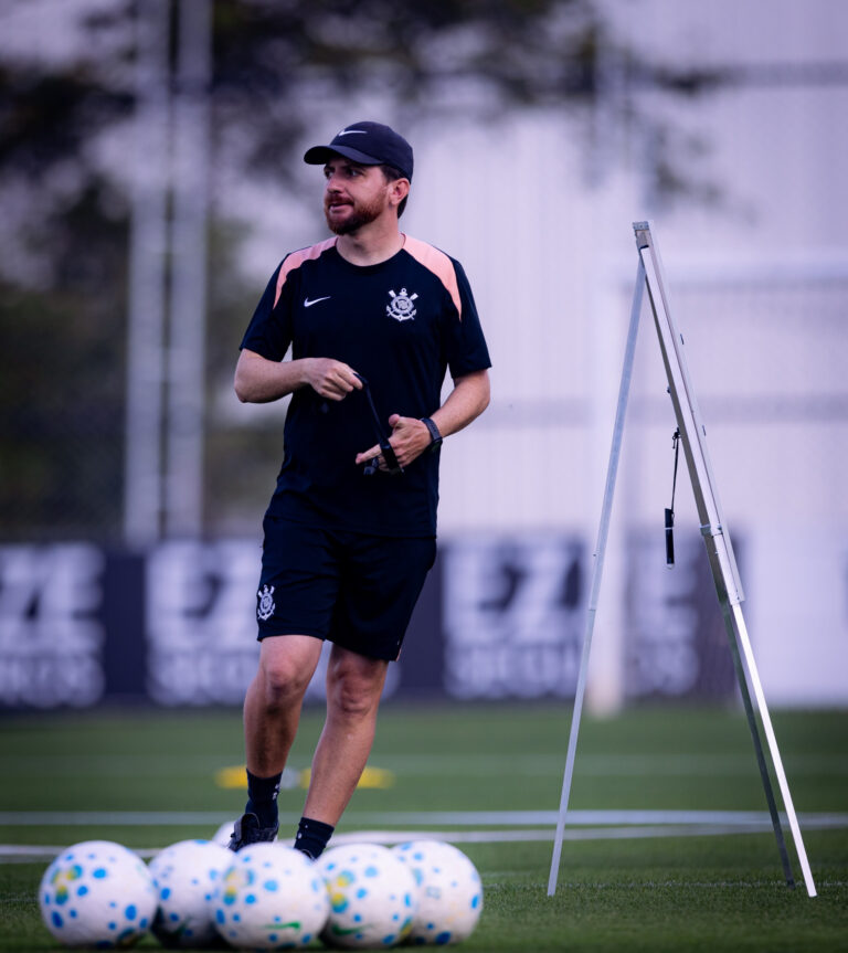 William Batista assume interinamente o Corinthians e comanda o Dérbi